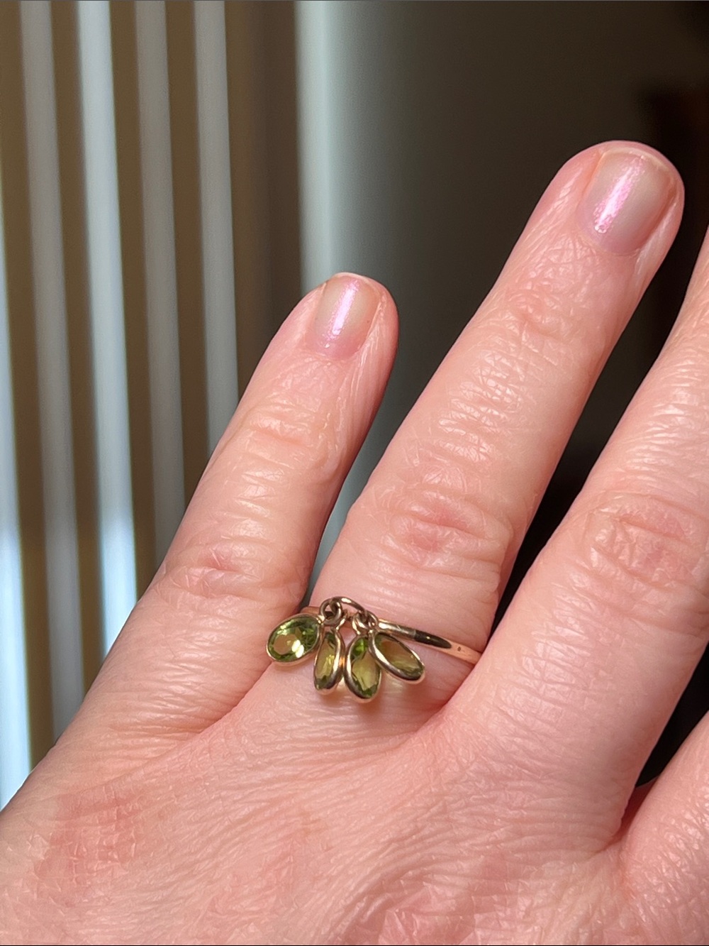 Vintage 10k Solid Yellow Gold Green Peridot Gemstone Dangle Charm Ring - Picture 3 of 13